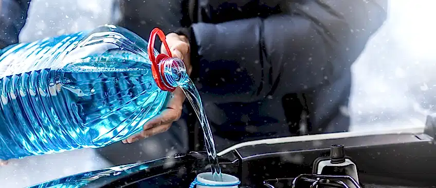 Antifriz, motorun donmasını önlemek için kullanılan bir sıvıdır.